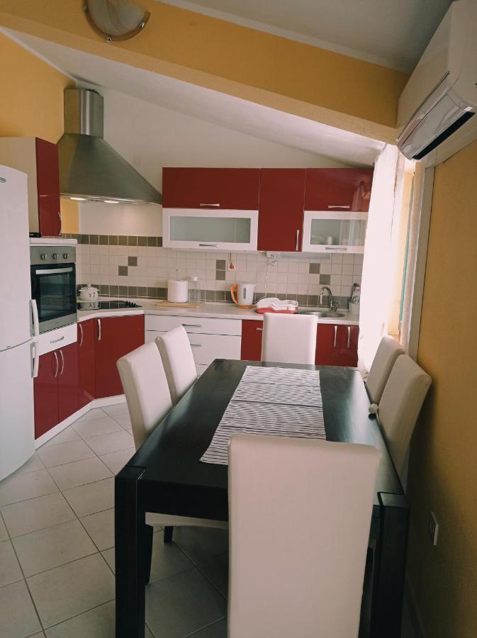 Apartment Silvija Vinišće Exterior foto